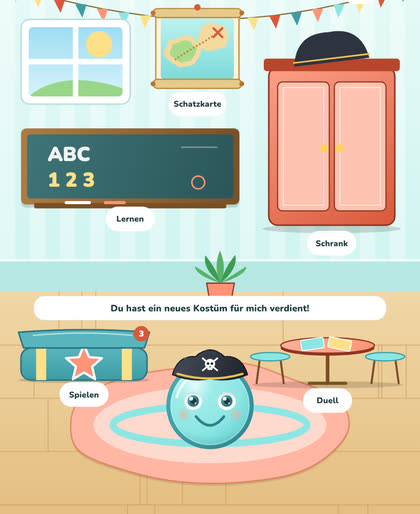 Moxus Zimmer in der App: Moxu mit Piratenhut auf einem Teppich, dahinter die Tafel zum Lernen, die Schatzkarte und der Schrank, daneben die Spielkiste und der Duell-Tisch. In einer Sprechblase freut sich Moxu über ein neues Kostüm.